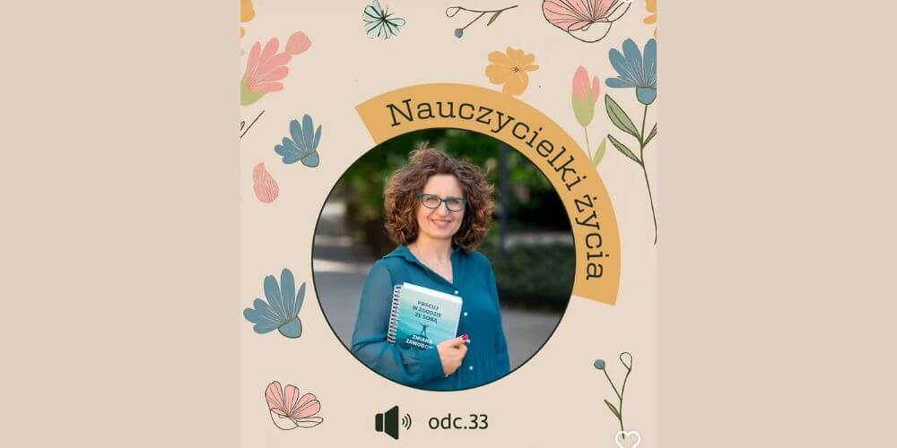 okładka podcastu nauczycielki życia, kobieta z książką pod pachą